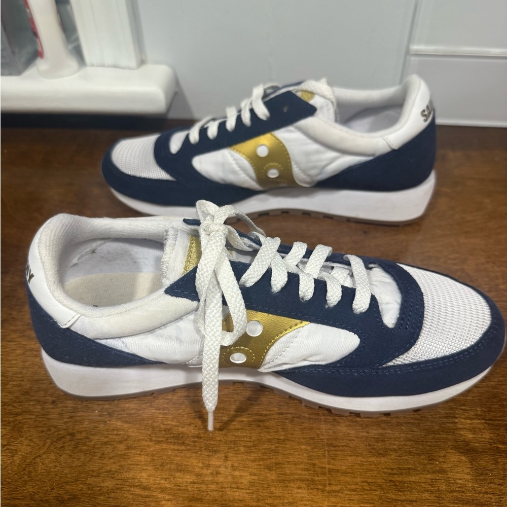 Saucony Jazz Navy and White Sneakers with Gold Details size 9